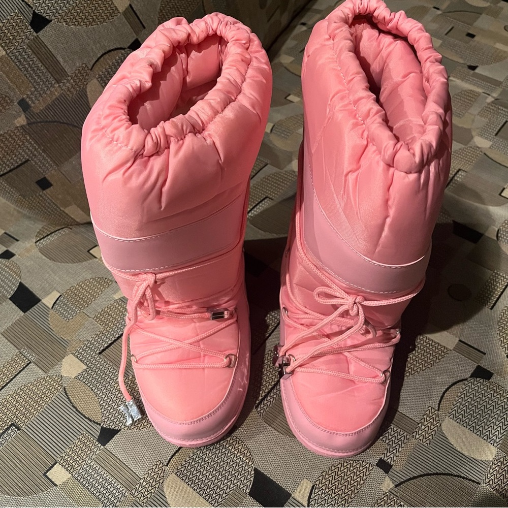 Brand new moon boots, for skiing or fashion statement. Beautiful, fashionable.